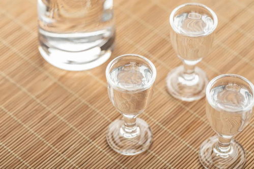 2021年度中國白酒市場大盤點(diǎn) 消費(fèi)升級驅(qū)動下，高端與次高端品牌引領(lǐng)零售新格局